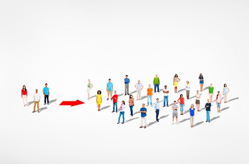 Dalam industri event modern, kesuksesan sebuah acara tidak lagi diukur semata dari ramainya pengunjung atau habisnya tiket dalam satu penyelenggaraan. Ukuran keberhasilan yang lebih matang adalah kemampuan event tersebut untuk diulang secara konsisten, bertumbuh dari waktu ke waktu, dan memiliki fondasi bisnis yang berkelanjutan. Inilah yang dikenal sebagai repeat event strategy, pendekatan strategis untuk mengubah event dari proyek satu kali menjadi aset jangka panjang.